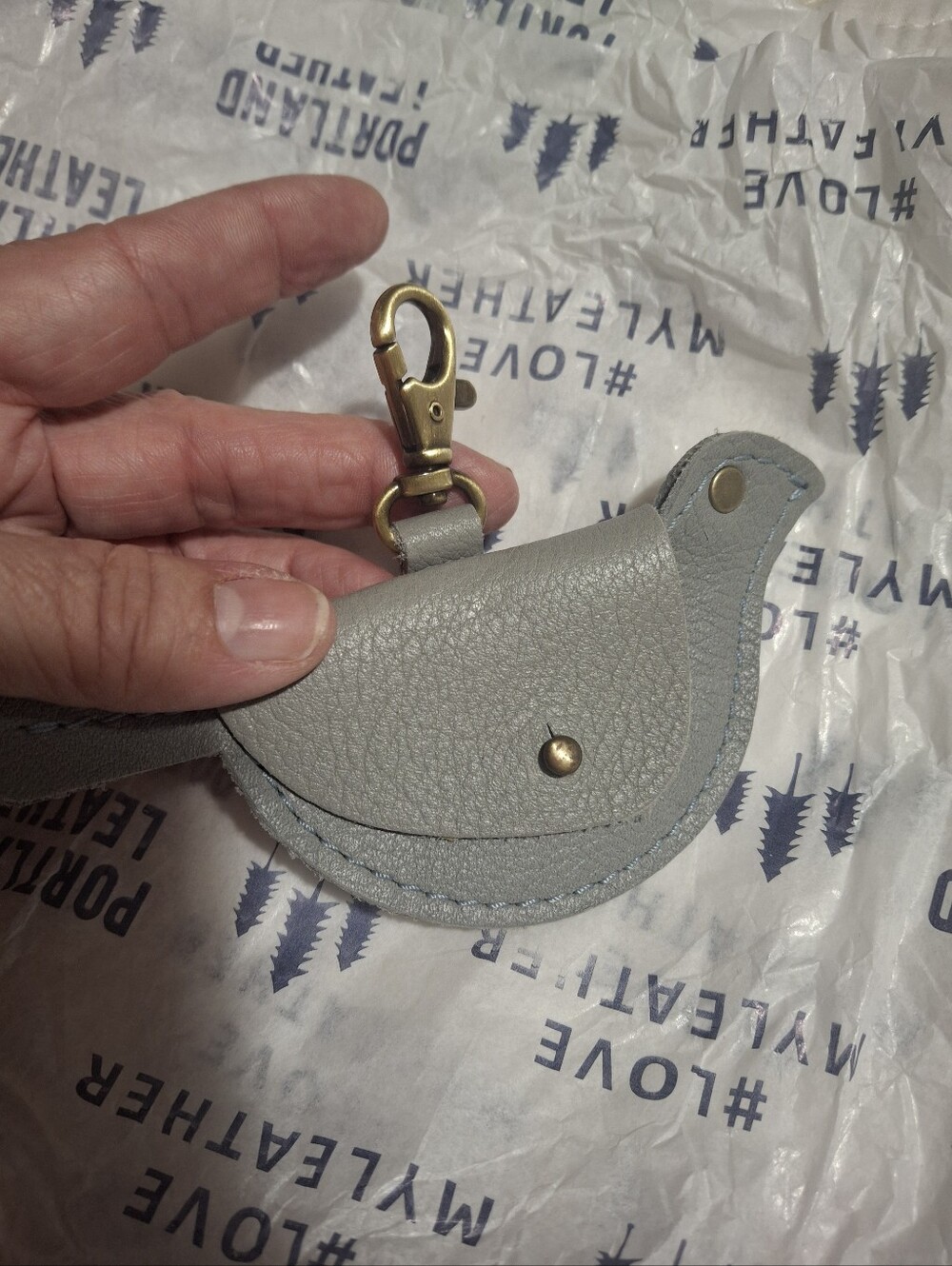 Portland Leather Light Gray Bird Coin Pouch with Brass Clip - Picture 2 of 4